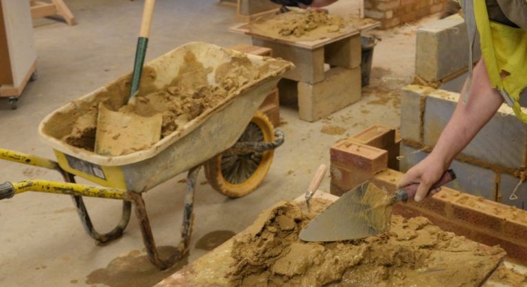 Everything you need to know about bricklaying courses